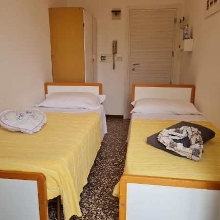 Hotel Marconi Miramare Римини Екстериор снимка
