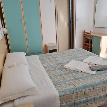 Hotel Marconi Miramare Римини Екстериор снимка