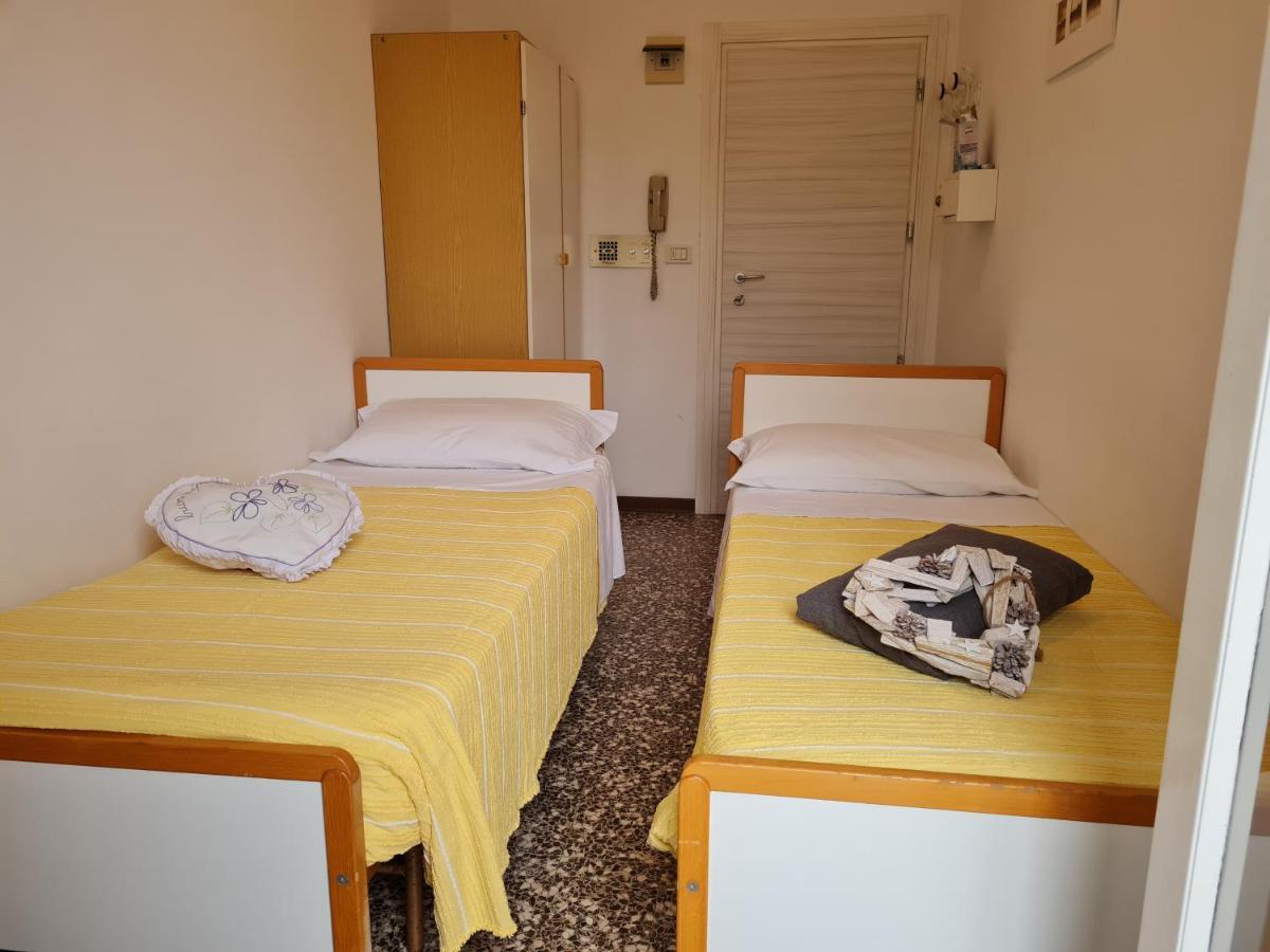 Hotel Marconi Miramare Римини Екстериор снимка