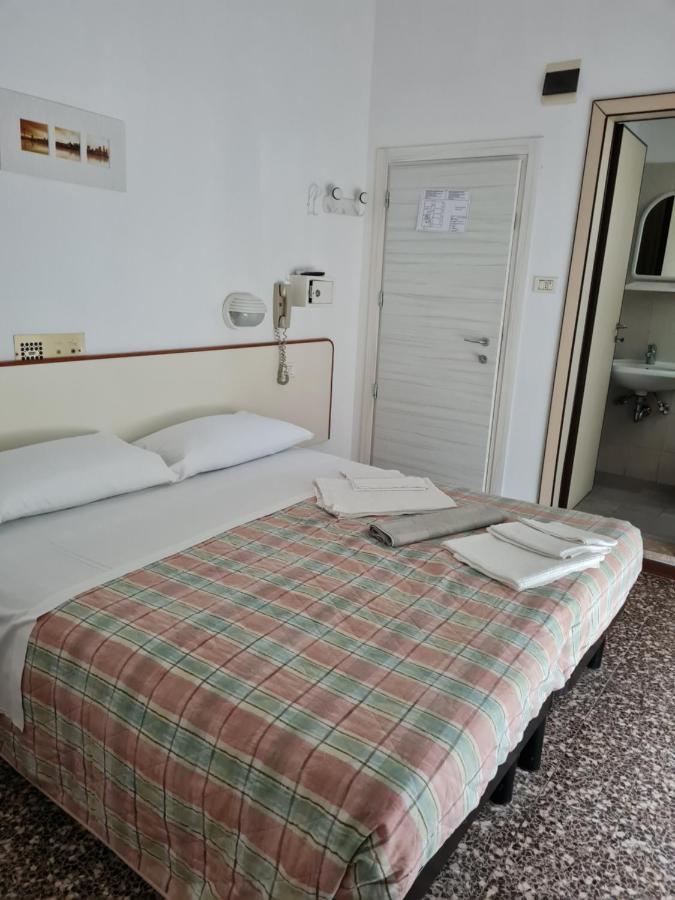 Hotel Marconi Miramare Римини Екстериор снимка