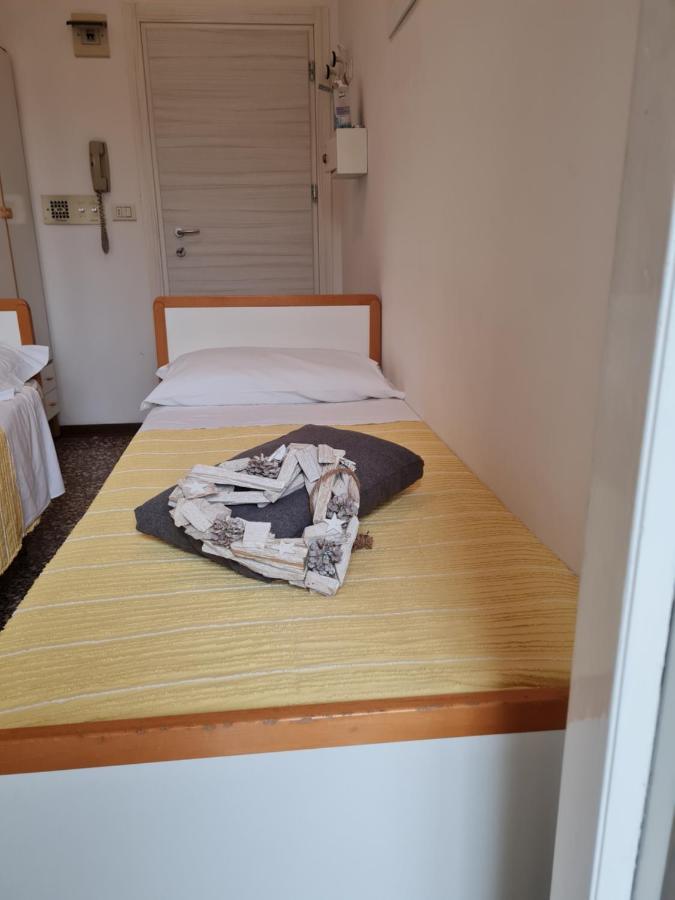 Hotel Marconi Miramare Римини Екстериор снимка