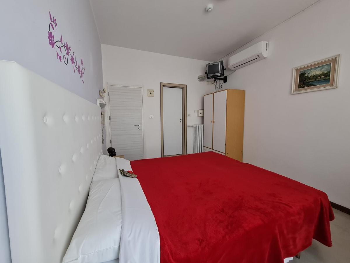 Hotel Marconi Miramare Римини Екстериор снимка