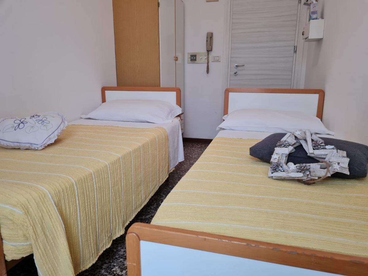 Hotel Marconi Miramare Римини Екстериор снимка