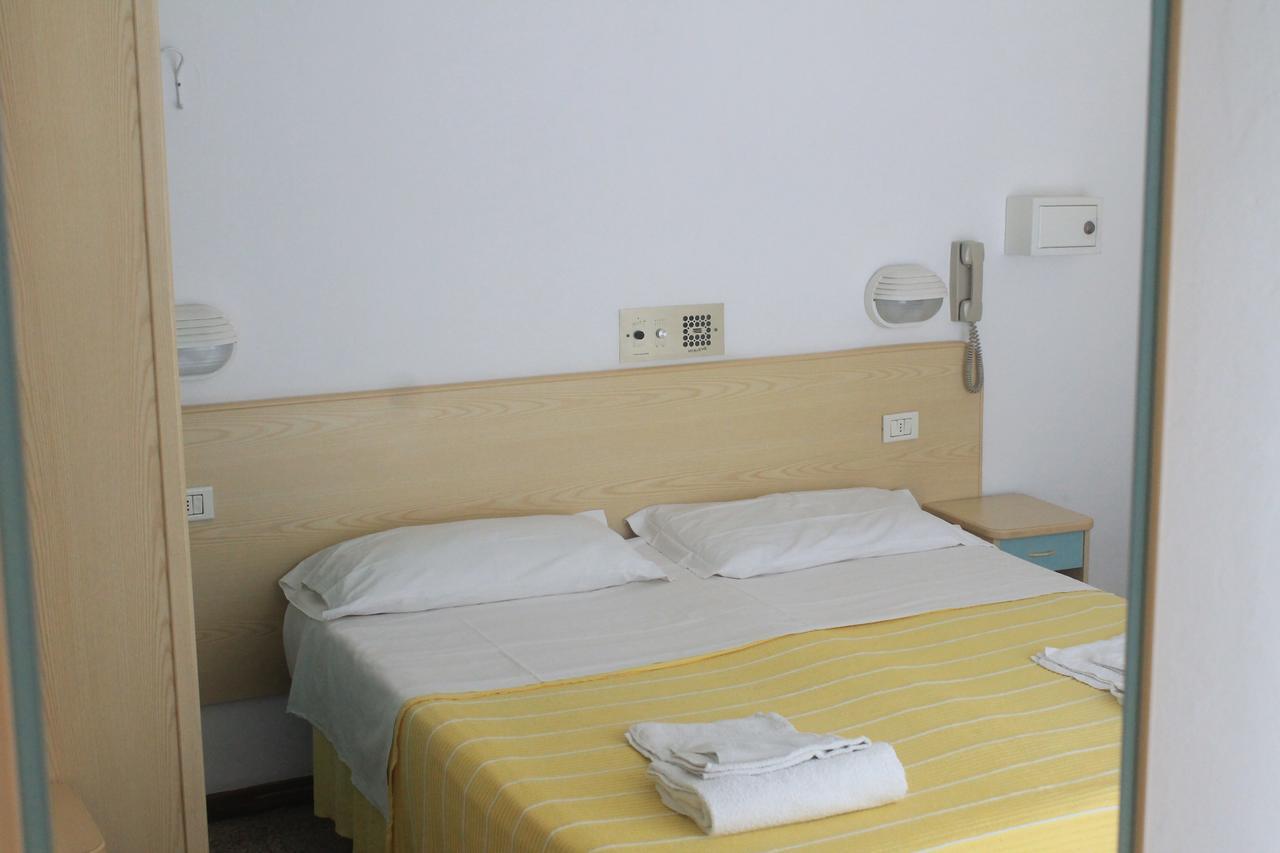 Hotel Marconi Miramare Римини Екстериор снимка