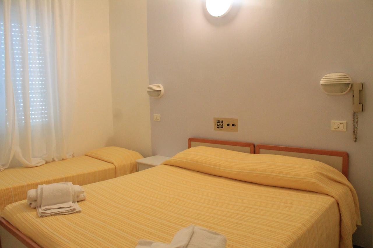 Hotel Marconi Miramare Римини Екстериор снимка